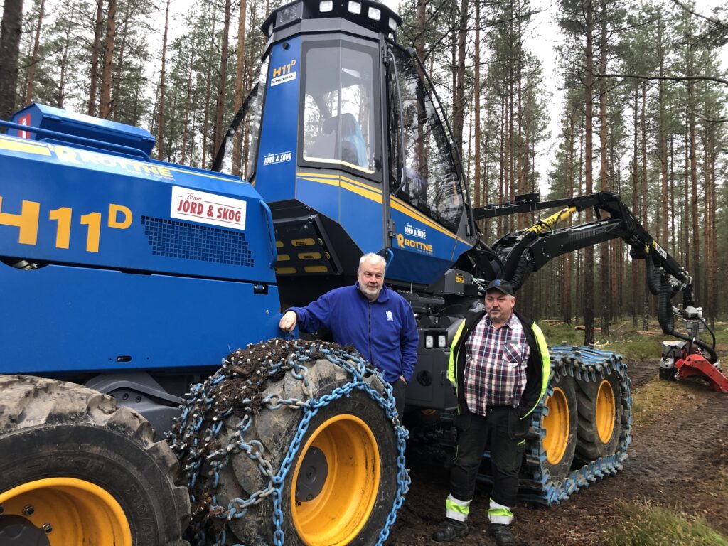 Maskin Väst levererar Rottne H11D. På bilden syns instruktören Urban och chauffören Jan Bengtsson.